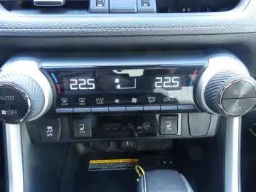TOYOTA RAV 4 Hybrid 4x2 Team LED KAM PDC SHZ