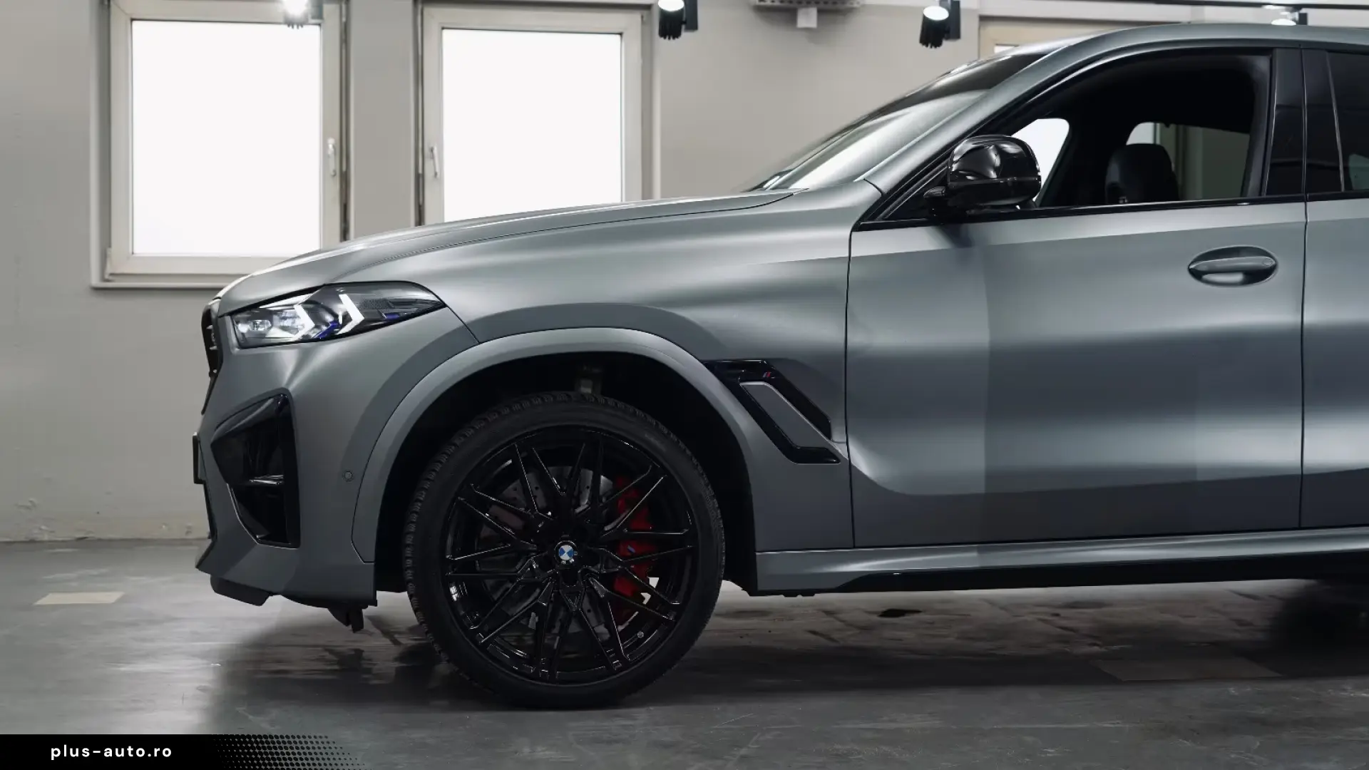 BMW X6 M Competition Drivers 360 Carbon B&W Massage
