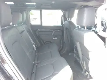LAND ROVER Defender 110 D250 X-Dynamic SE