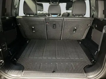 LAND ROVER Defender 110 D300 X-Dynamic SE