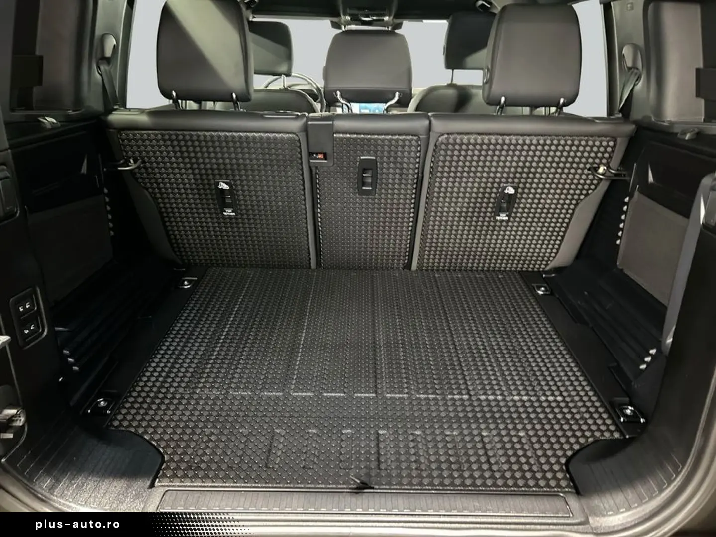 LAND ROVER Defender 110 D300 X-Dynamic SE