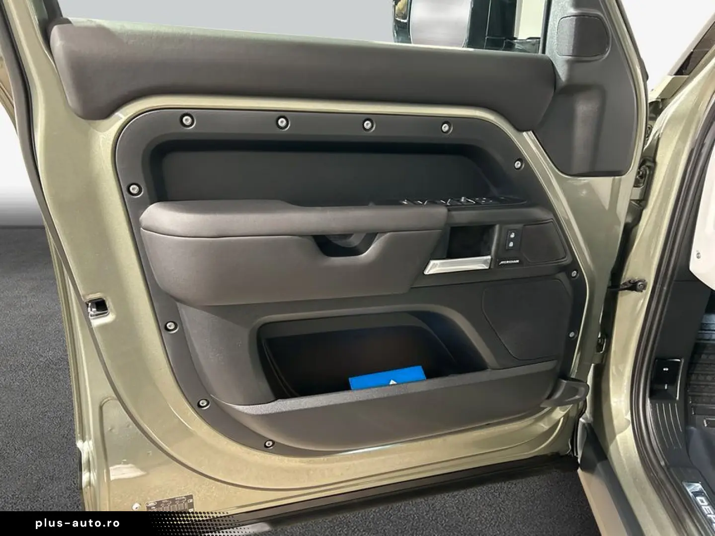 LAND ROVER Defender 110 D300 X-Dynamic SE