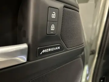 LAND ROVER Defender 110 D300 X-Dynamic SE
