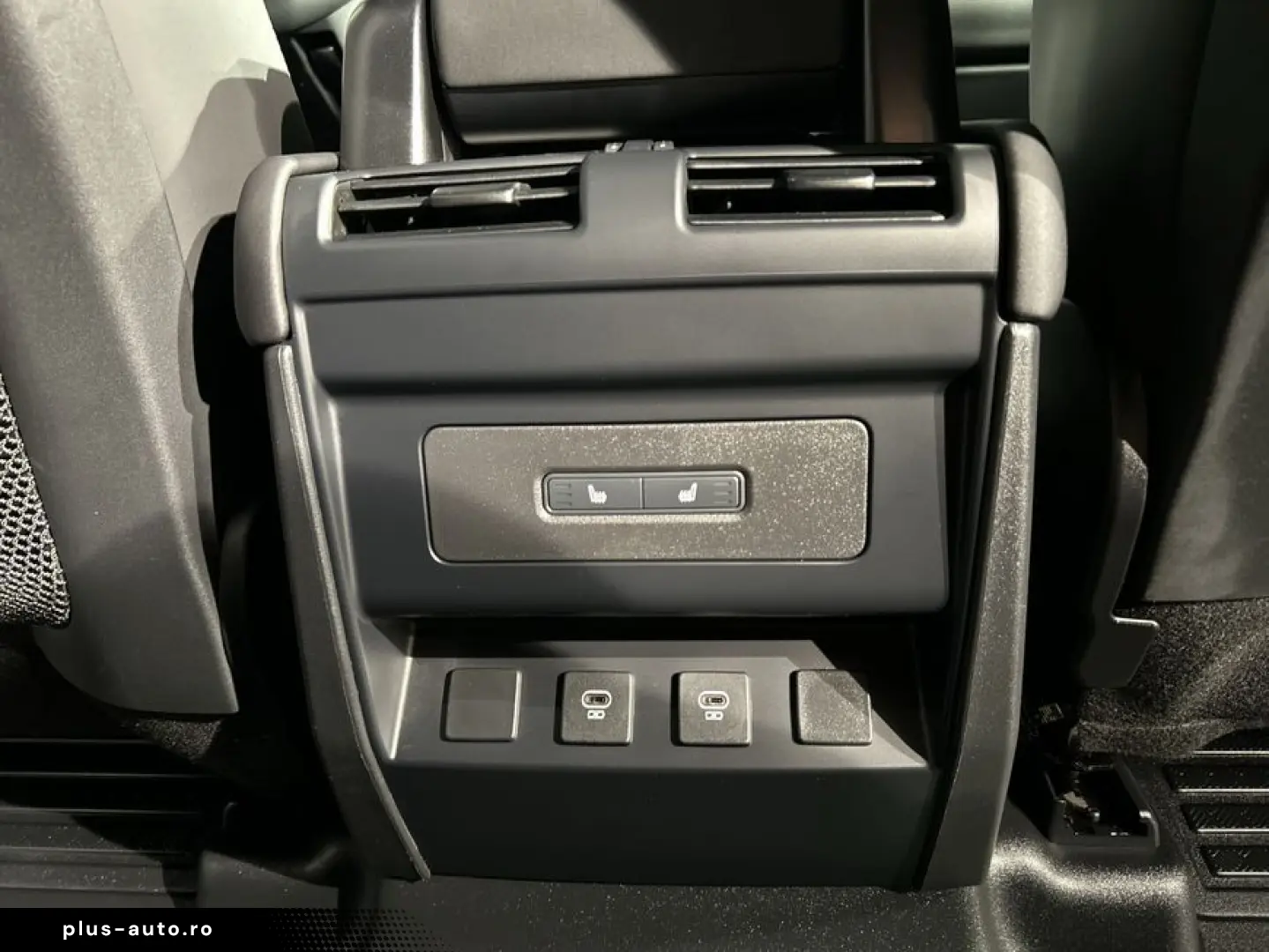 LAND ROVER Defender 110 D300 X-Dynamic SE