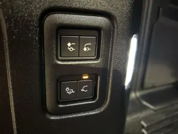 LAND ROVER Defender 110 D300 X-Dynamic SE