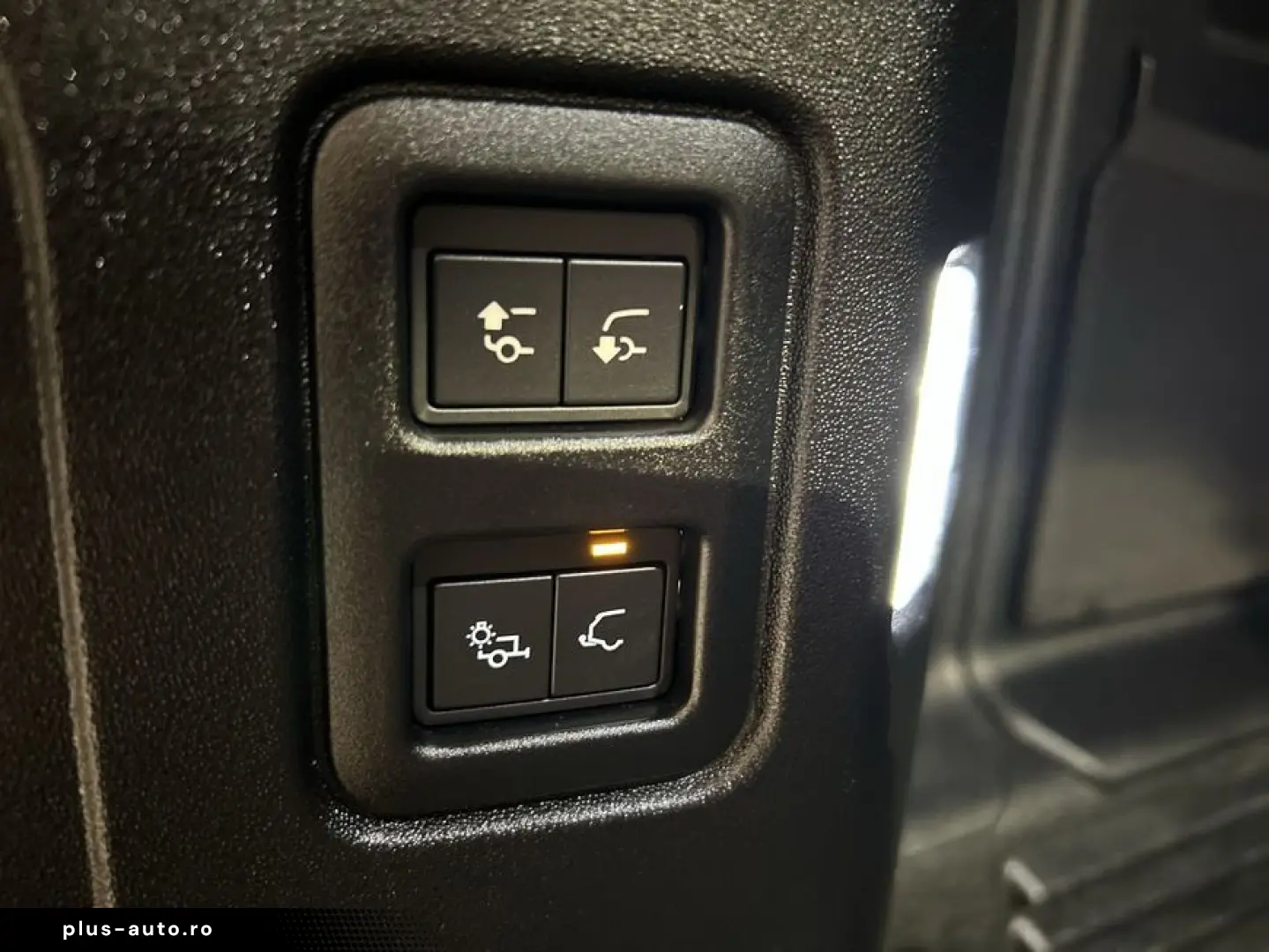 LAND ROVER Defender 110 D300 X-Dynamic SE