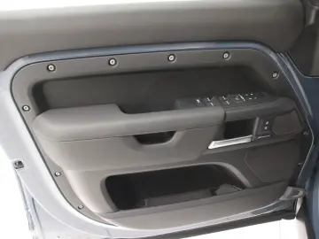 LAND ROVER Defender 110 D300 X-Dynamic SE AHK Pano Head-Up