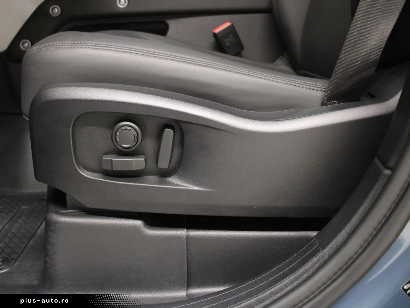 LAND ROVER Defender 110 D300 X-Dynamic SE AHK Pano Head-Up