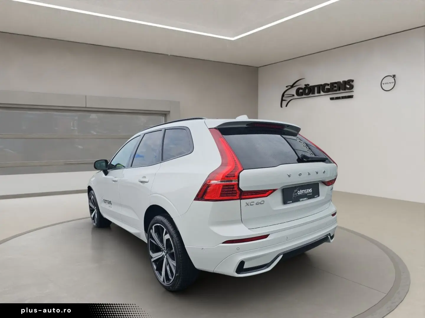 VOLVO XC60 B5 AWD Plus Dark LUFT PANO HUD LM21 360
