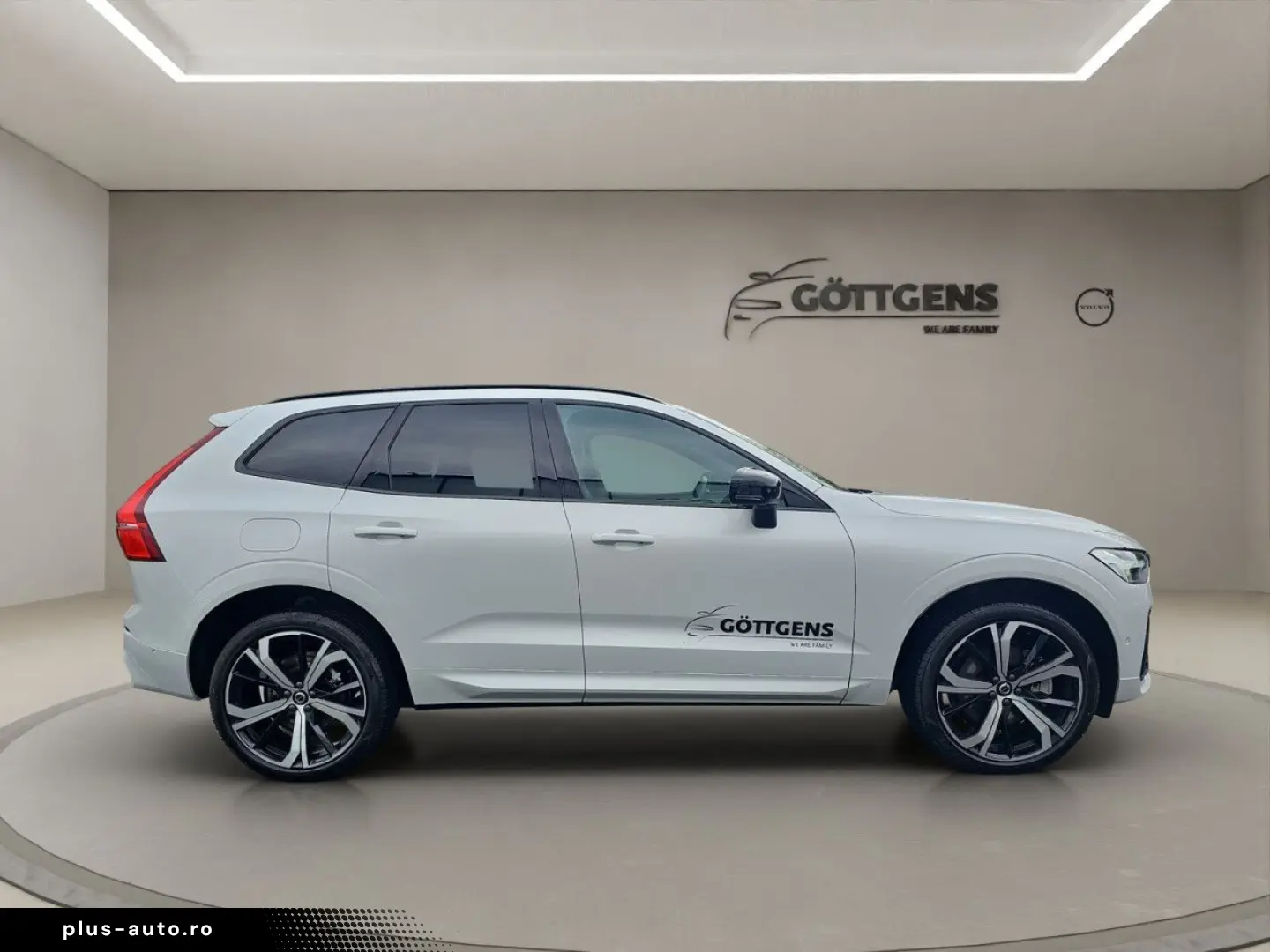 VOLVO XC60 B5 AWD Plus Dark LUFT PANO HUD LM21 360