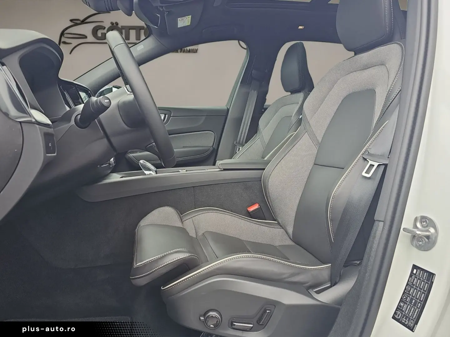 VOLVO XC60 B5 AWD Plus Dark LUFT PANO HUD LM21 360