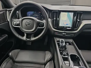VOLVO XC60 B5 AWD Plus Dark LUFT PANO HUD LM21 360