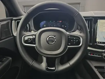 VOLVO XC60 B5 AWD Plus Dark LUFT PANO HUD LM21 360