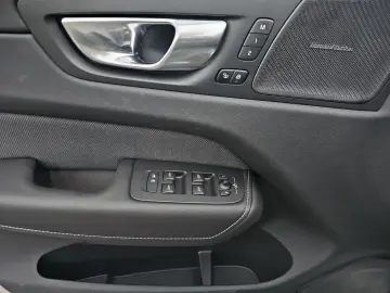VOLVO XC60 B5 AWD Plus Dark LUFT PANO HUD LM21 360