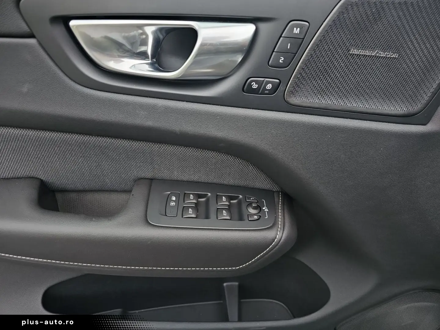 VOLVO XC60 B5 AWD Plus Dark LUFT PANO HUD LM21 360