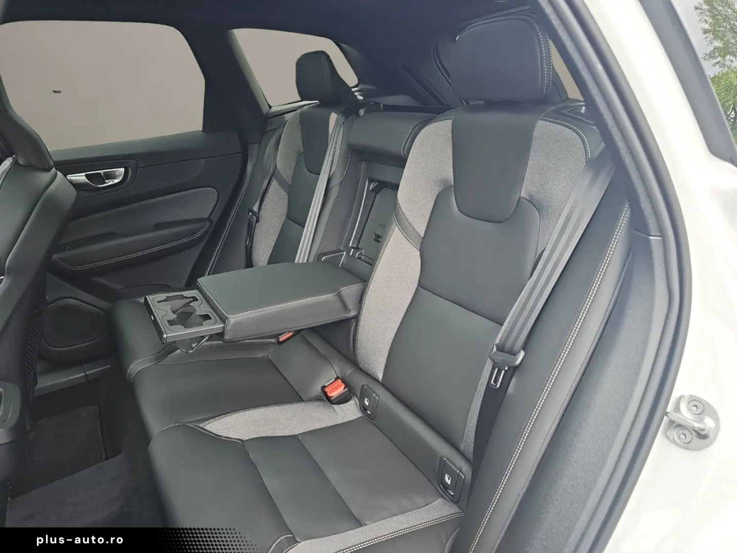 VOLVO XC60 B5 AWD Plus Dark LUFT PANO HUD LM21 360