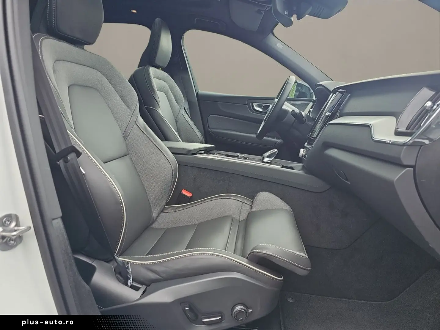 VOLVO XC60 B5 AWD Plus Dark LUFT PANO HUD LM21 360