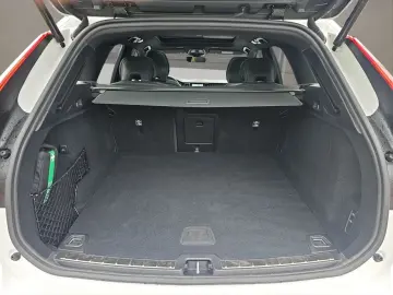 VOLVO XC60 B5 AWD Plus Dark LUFT PANO HUD LM21 360
