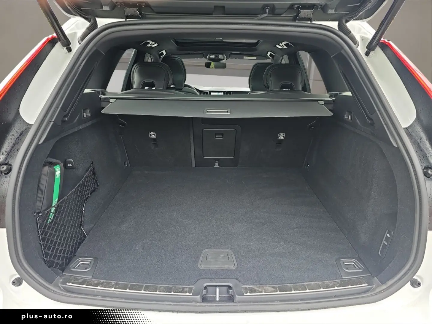 VOLVO XC60 B5 AWD Plus Dark LUFT PANO HUD LM21 360