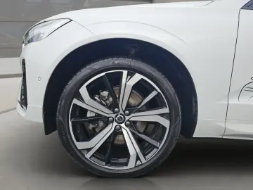 VOLVO XC60 B5 AWD Plus Dark LUFT PANO HUD LM21 360