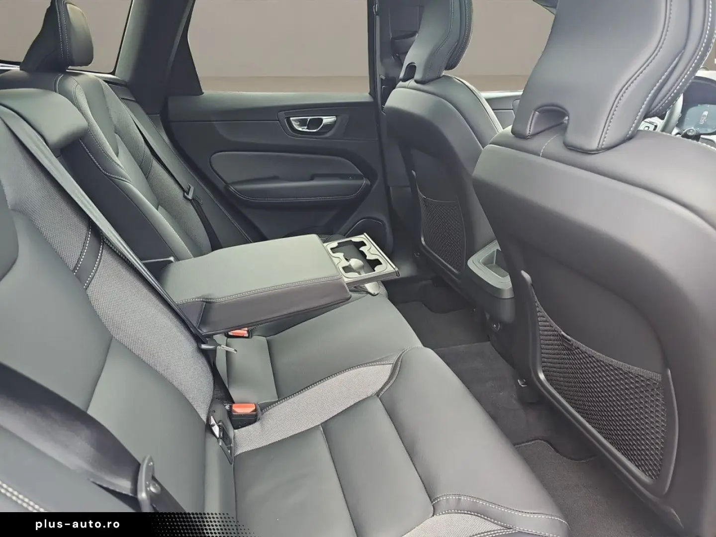 VOLVO XC60 B5 AWD Plus Dark LUFT PANO HUD LM21 360
