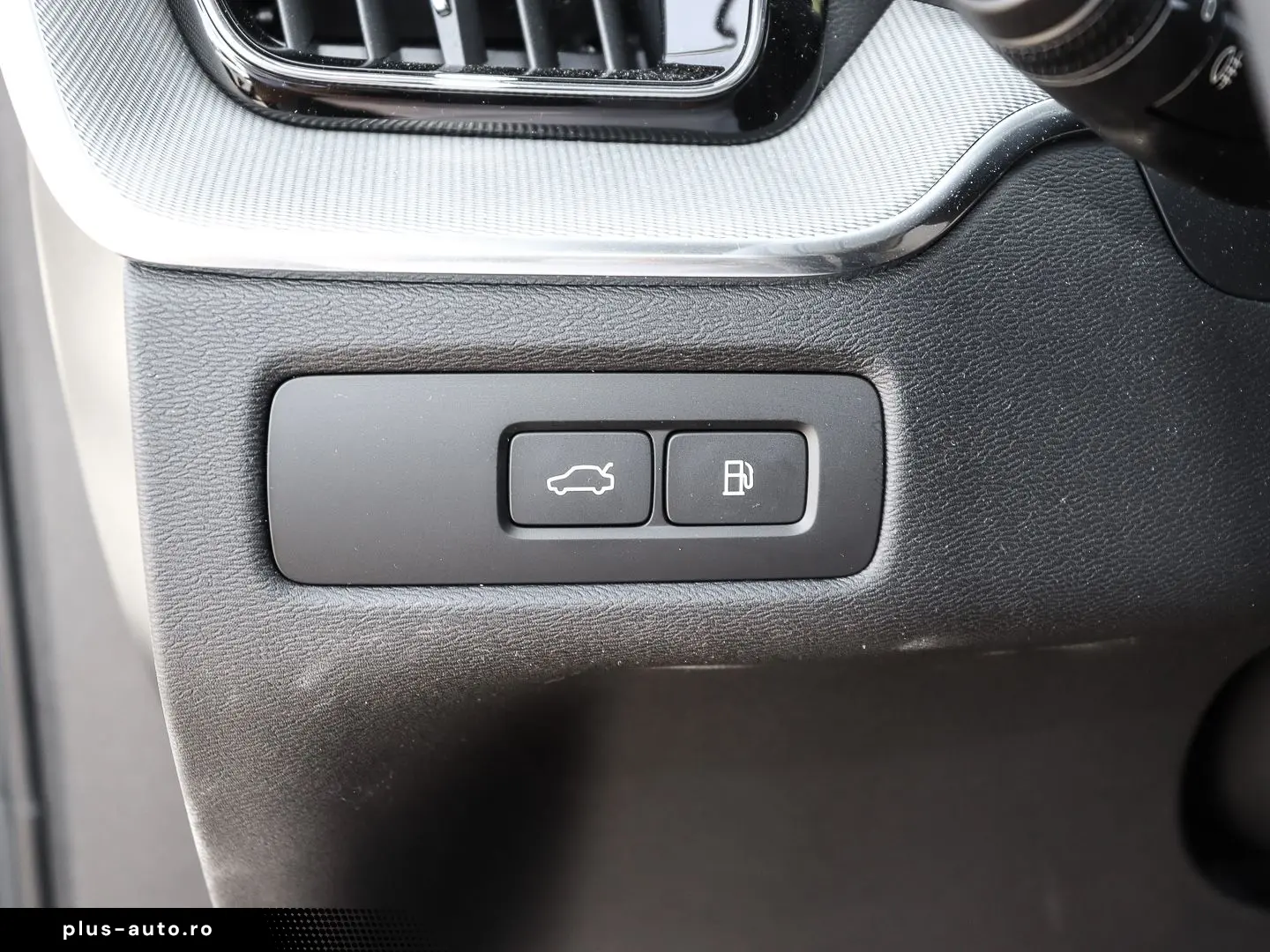 VOLVO XC60 Plus Dark Recharge Plug-In Hybrid AWD T8 Tw