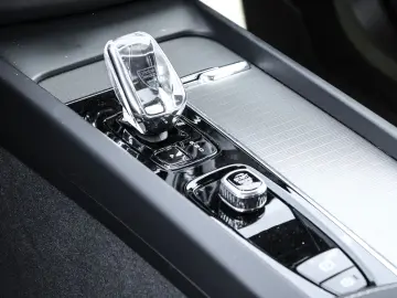 VOLVO XC60 Plus Dark Recharge Plug-In Hybrid AWD T8 Tw
