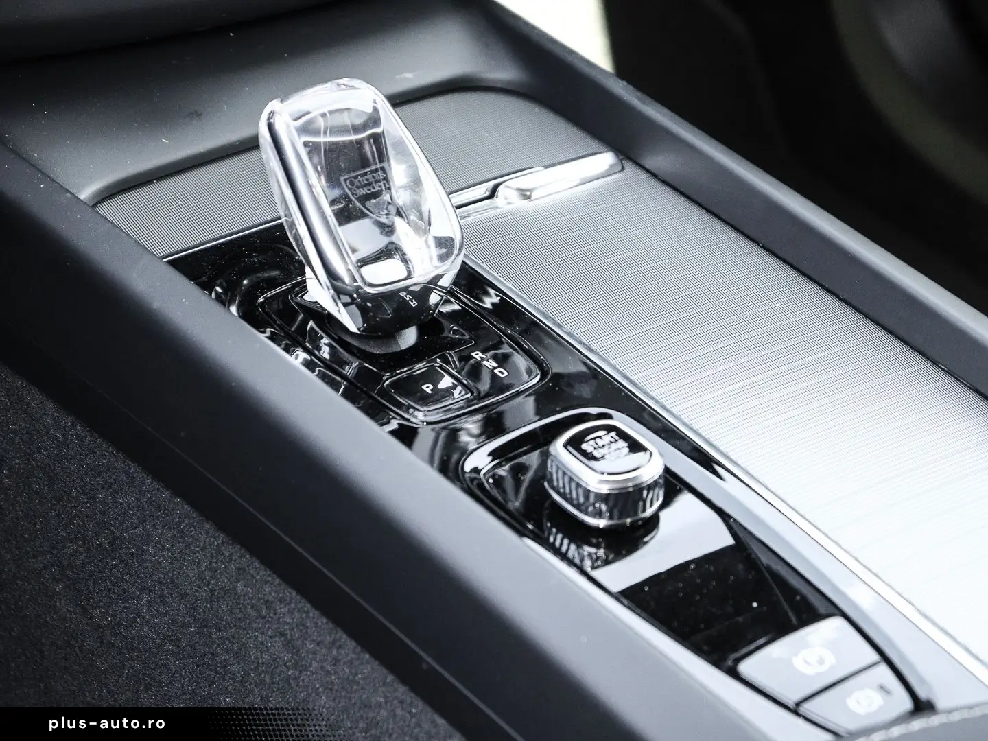 VOLVO XC60 Plus Dark Recharge Plug-In Hybrid AWD T8 Tw