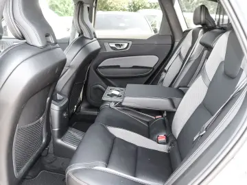 VOLVO XC60 Plus Dark Recharge Plug-In Hybrid AWD T8 Tw