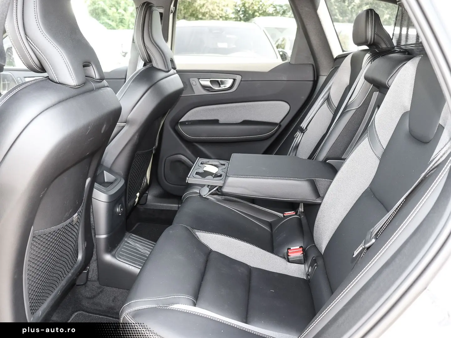 VOLVO XC60 Plus Dark Recharge Plug-In Hybrid AWD T8 Tw