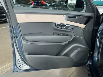 VOLVO XC90 T8 AWD Plus-Dark 7S Neues-Modell HeadUpDisp