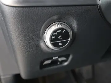 MERCEDES-BENZ C 180 T Avantgarde AHK Distr. Kamera LED