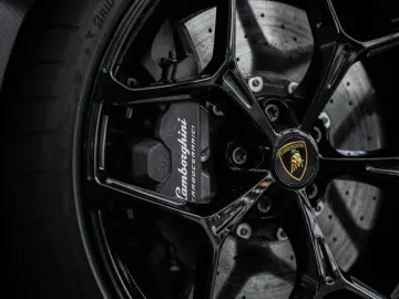LAMBORGHINI Revuelto   Full Carbon Packs   Sports Seats
