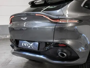 ASTON MARTIN DBX Magnetic Silver Onyx Black