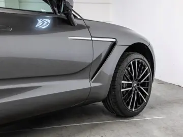 ASTON MARTIN DBX Magnetic Silver Onyx Black