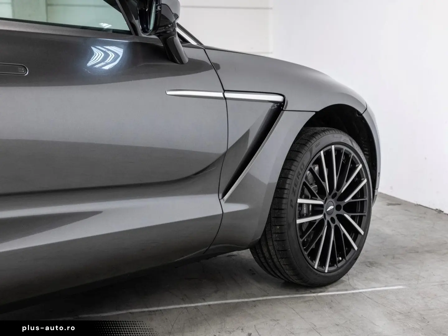 ASTON MARTIN DBX Magnetic Silver Onyx Black