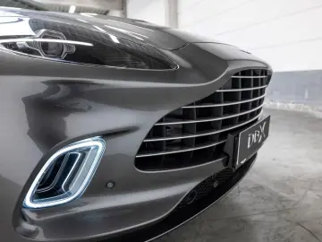 ASTON MARTIN DBX Magnetic Silver Onyx Black