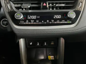 TOYOTA Corolla Cross Hybrid 2.0 4x4 Team D  LED CAM SHZ
