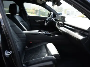 BMW 520d xDrive M-Sport AHK STANDHZ HUD 360  LED ACC