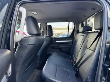 TOYOTA Hilux Double Cab Executive 2.8D 4x4 AHK 3.500 KG