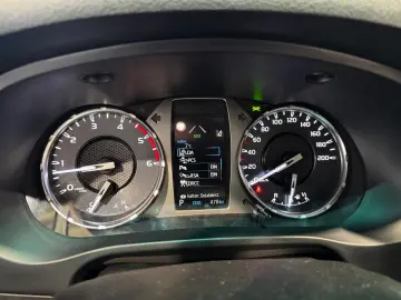 TOYOTA Hilux Double Cab Executive 2.8D 4x4 AHK 3.500 KG