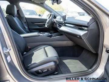 BMW 520d xDrive STANDHZ SITZBELÜFTUNG LED PANO 360