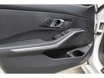 BMW 320 d Navi DAB HUD LED RFK e-Sitze PDCv h  Temp
