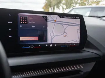 BMW 120  Navi DAB LED Temp SHZ Rückfahrkamera PDCv h