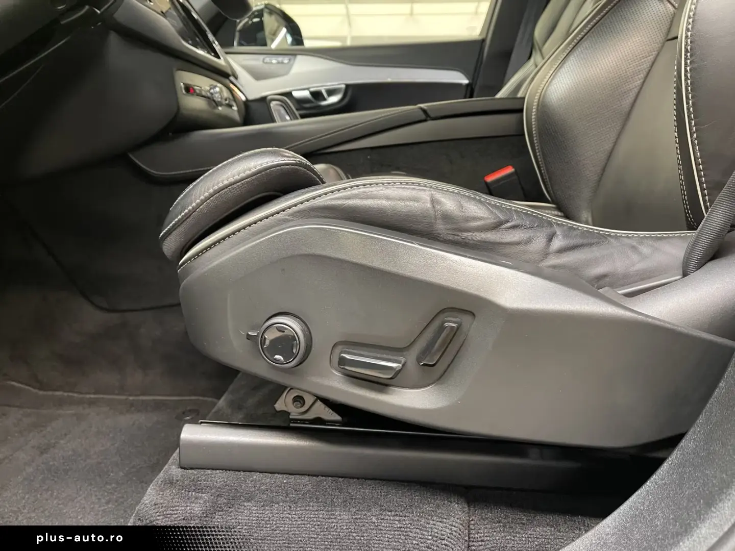 Volvo XC90 B5 (Diesel)- R Design ACC AHK AUT
