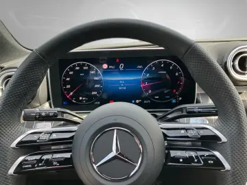 MERCEDES-BENZ C 180 T AMG Night Pano HUD Distronic Burmester