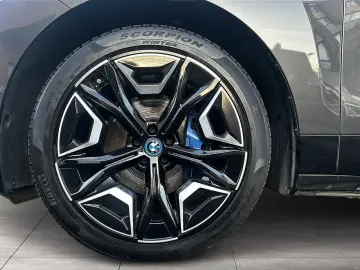 BMW iX xDrive40 100%Akku AHK Panorama M Sport HUD So