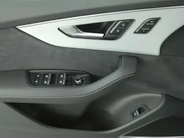 AUDI SQ7 TFSI quattro tiptr. 7-Sitzer   AHK   PANO