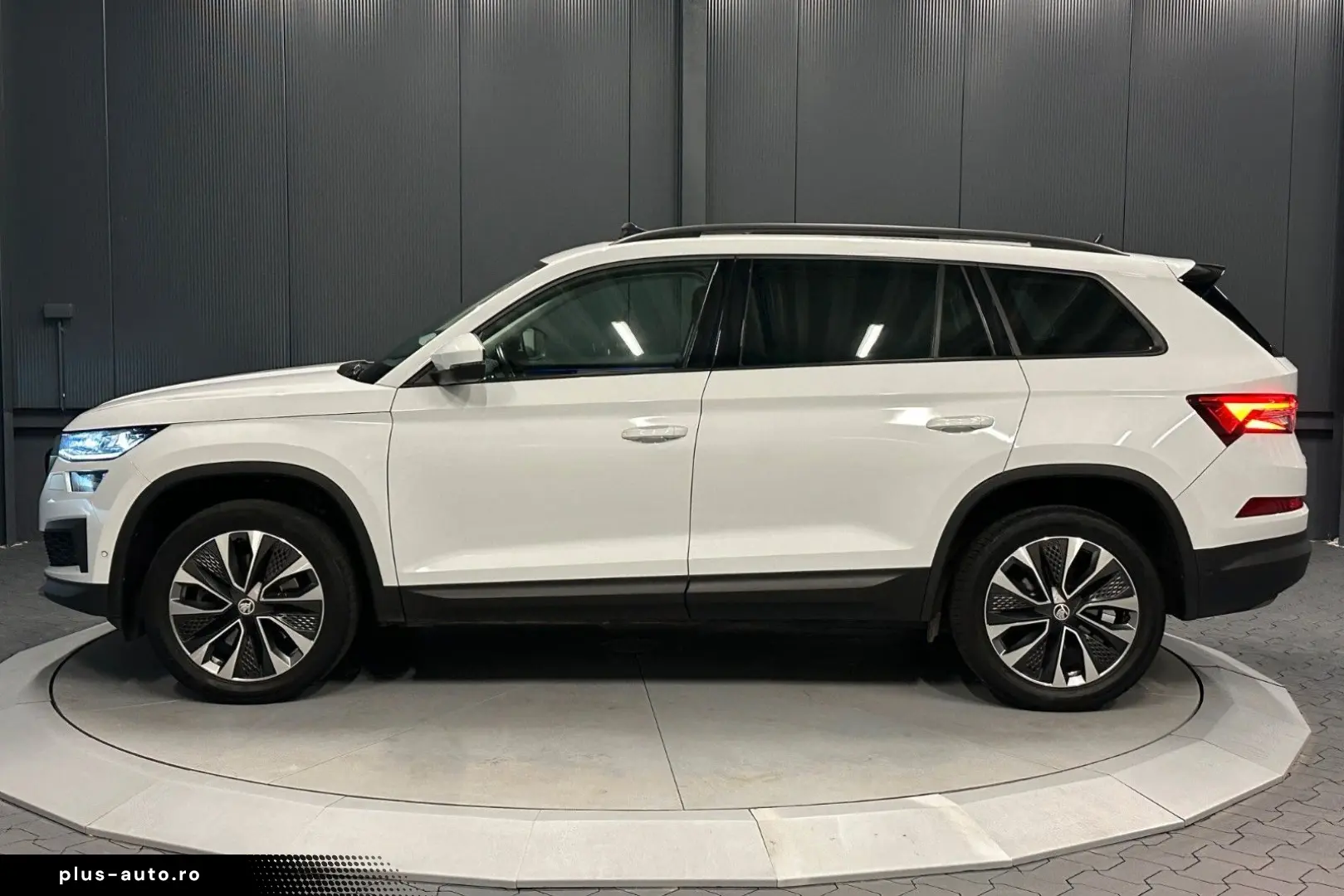 SKODA Kodiaq Tour 4x4  19Zoll PANORAMA 360 Standhzg