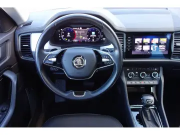 SKODA Kodiaq 2.0 TDI Tour DSG 4x4 AHK PANO LED NAVI VC